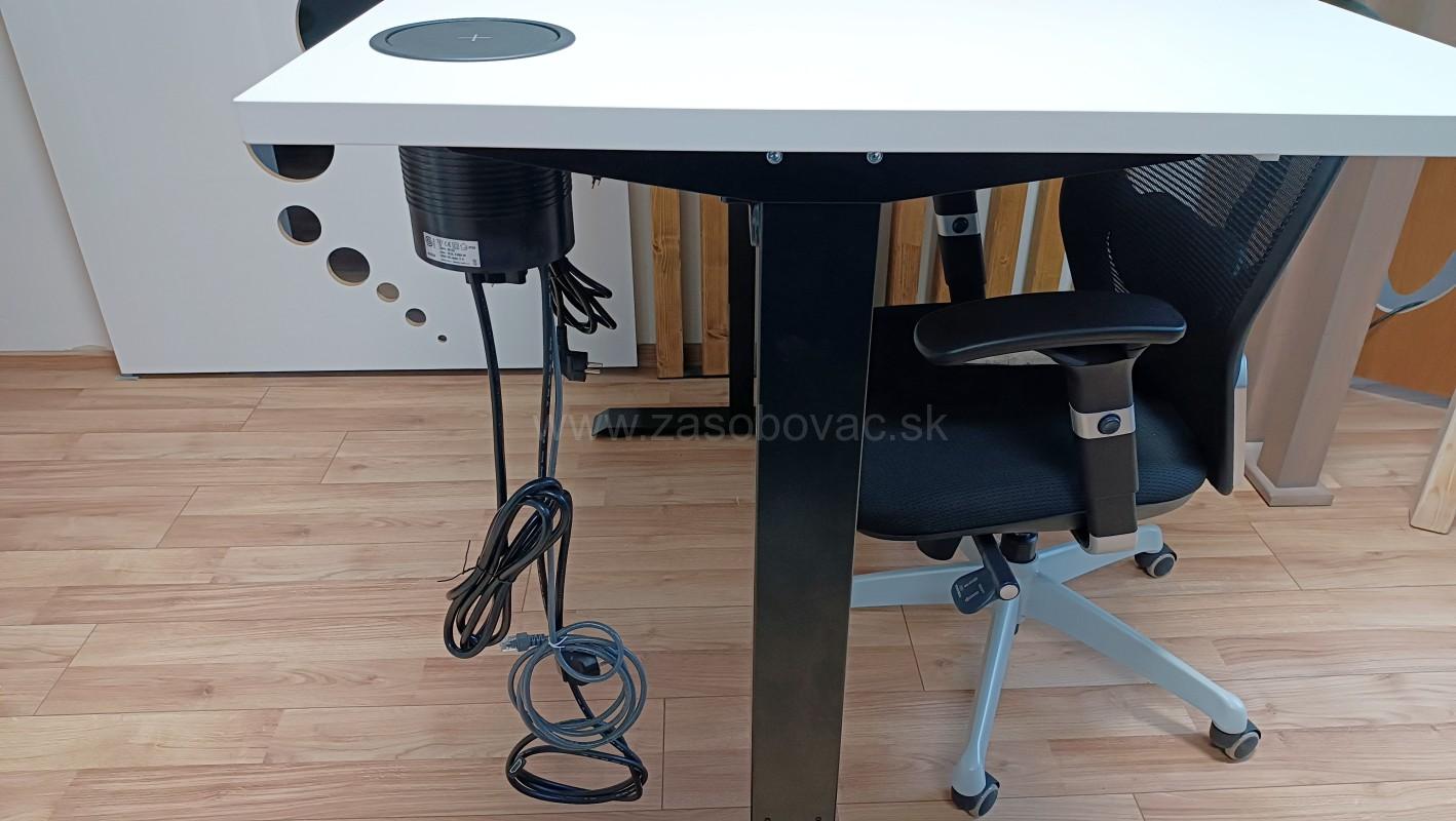 Elektrozásuvka Strong vysúvacia s bezdrôtovým nabíjaním